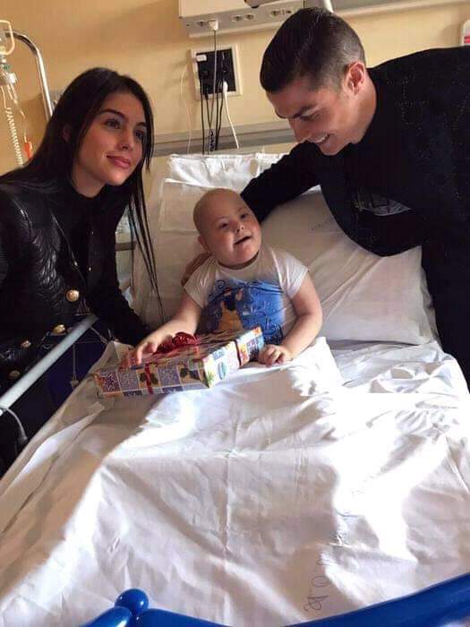 Cristiano Ronaldo rend visite à des enfants malades pour Noël